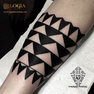 tatuaje-antebrazo-tribal-logia-barcelona-alessandro-oliviero 